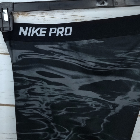 Nike Pro Dri-Fit Women's Mid-Rise Cropped Leggings Size Medium - Picture 3 of 6